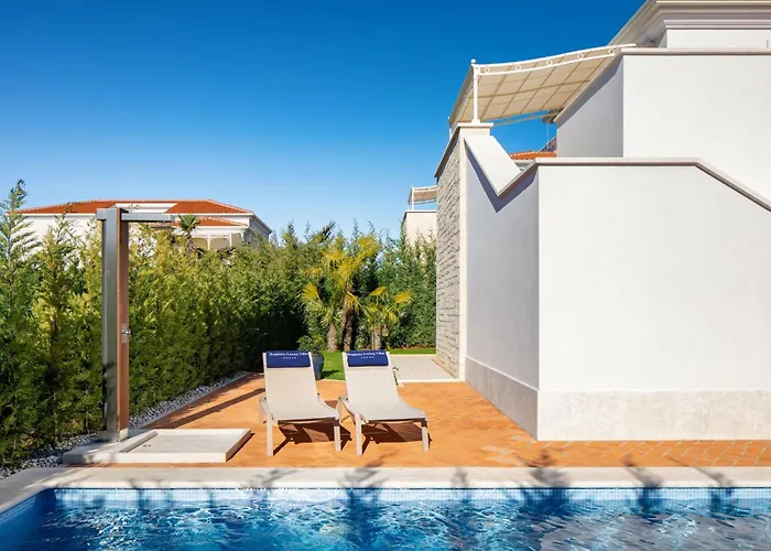Splendid Claretta Borghetto Villa