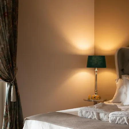 Splendid Claretta Borghetto Villa *